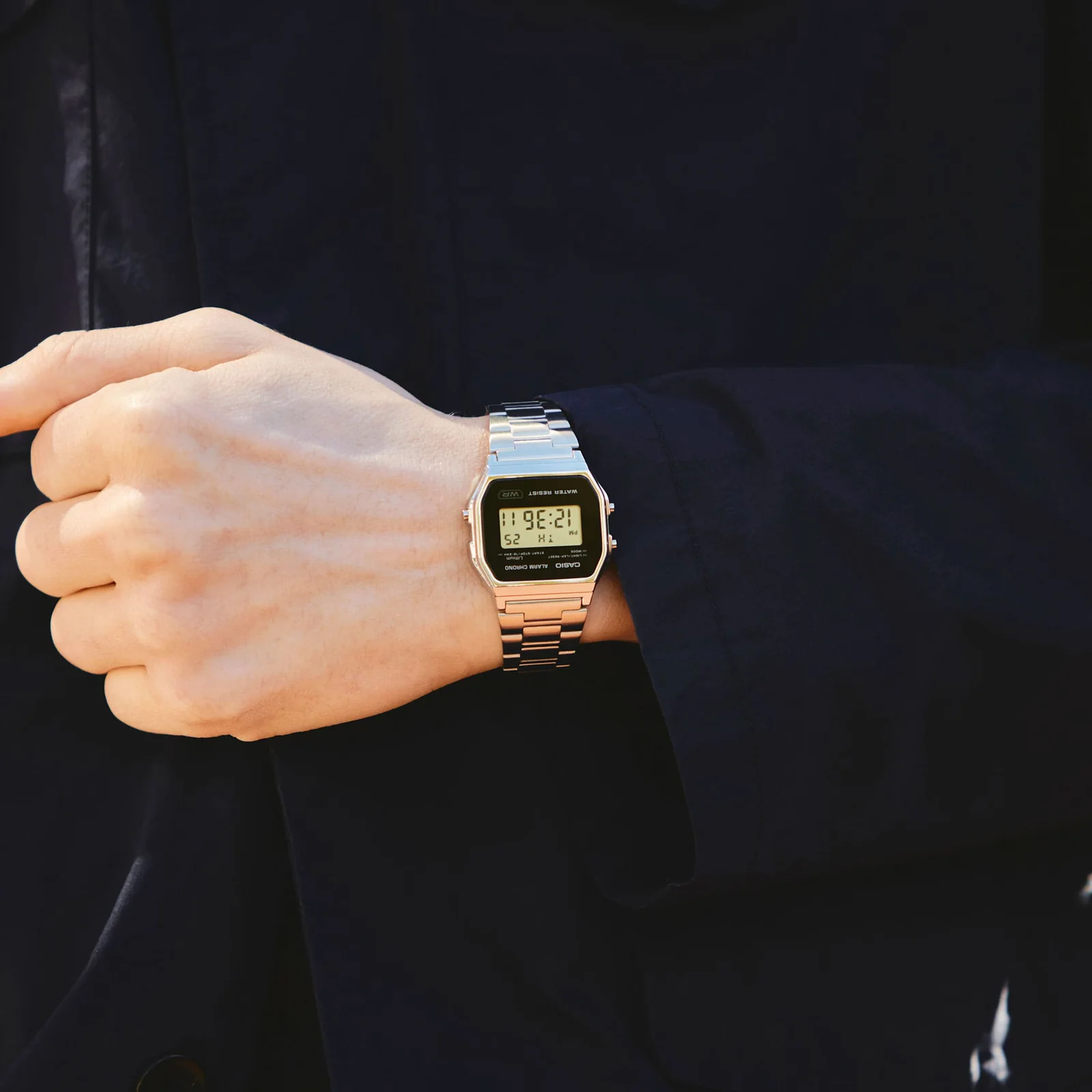 Nahaufnahme der CASIO VINTAGE COLLECTION Armbanduhr A158WEA-1 am Handgelenk einer Person.