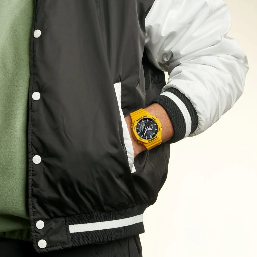 Die G-SHOCK Armbanduhr GA-B2100C-9A am Handgelenk einer Person in Außenumgebung.