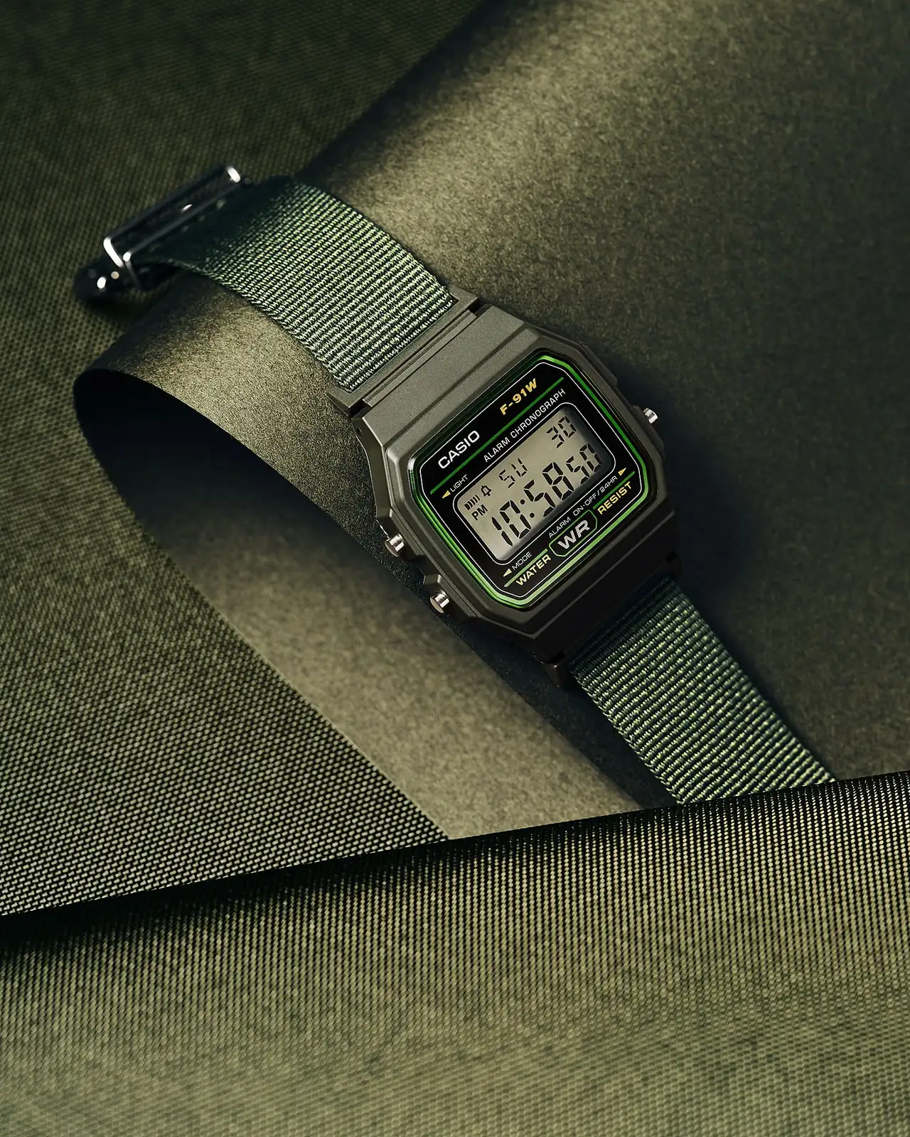 Auf dem digitalen Zifferblatt der Armbanduhr F-91WF-3AEF sind hellgrüne und gelbe Akzente gesetzt