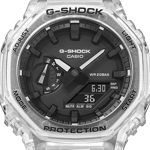 Nahaufnahme des schwarzem, digital-analogen Zifferblatts der G-SHOCK Armbanduhr GA-2100SKE-7A und weißen Akzenten sowie des transparenten Gehäuses aus Resin.