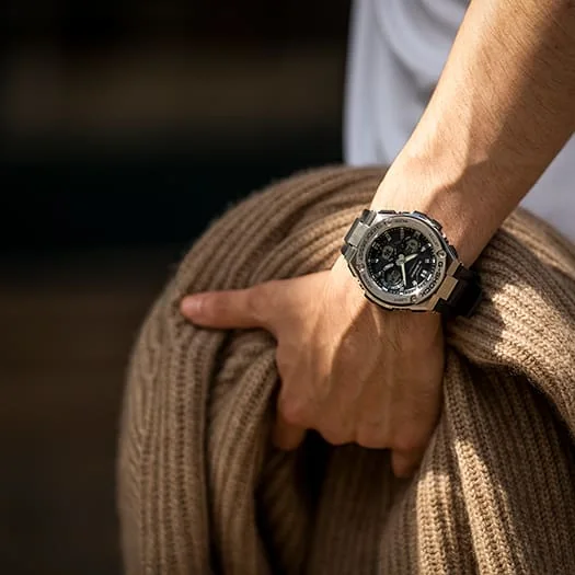 Nahaufnahme der G-SHOCK Armbanduhr GST-W110-1A am Handgelenk einer Person.