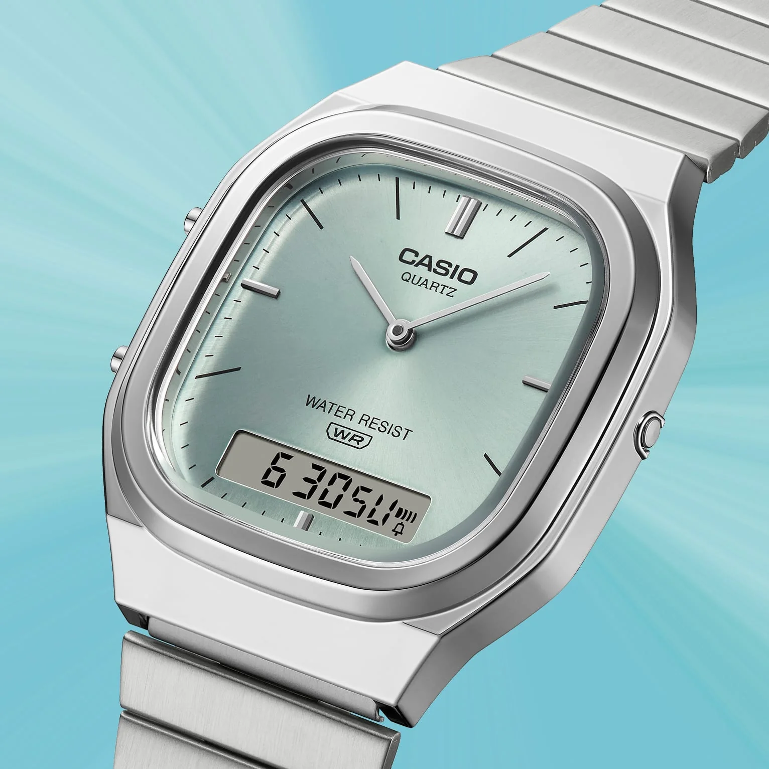 Leicht schräge Ansicht der analogen Armbanduhr AQ-240E-2AEF mit leicht schimmerndem Zifferblatt und digitaler Anzeige auf der 6-Uhr-Position