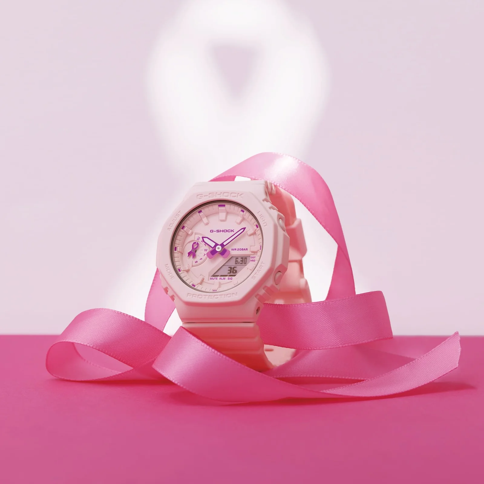 Die Armbanduhr GMA-S2100PR-4AER von G-SHOCK ist von einem pinken Band umgeben als Zeichen zum Kampf gegen Brustkrebs