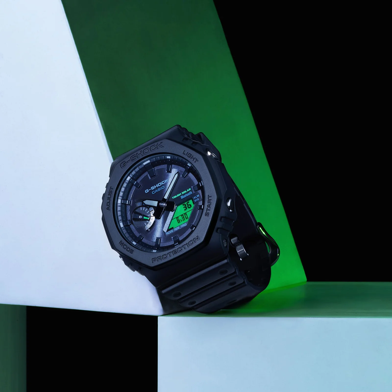 Mit eingeschalteter Beleuchtung leuchtet das Display der G-SHOCK GA-B2100BEG-1AER in dunkler Umgebung Grün
