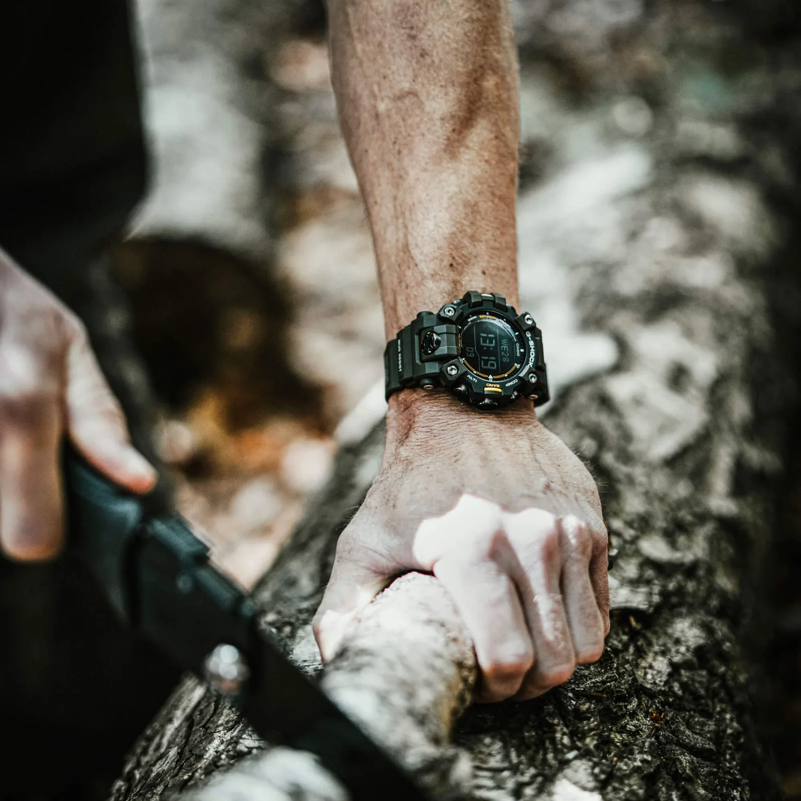 Die G-SHOCK Armbanduhr GW-9500-3 am Handgelenk einer Person in Außenumgebung.