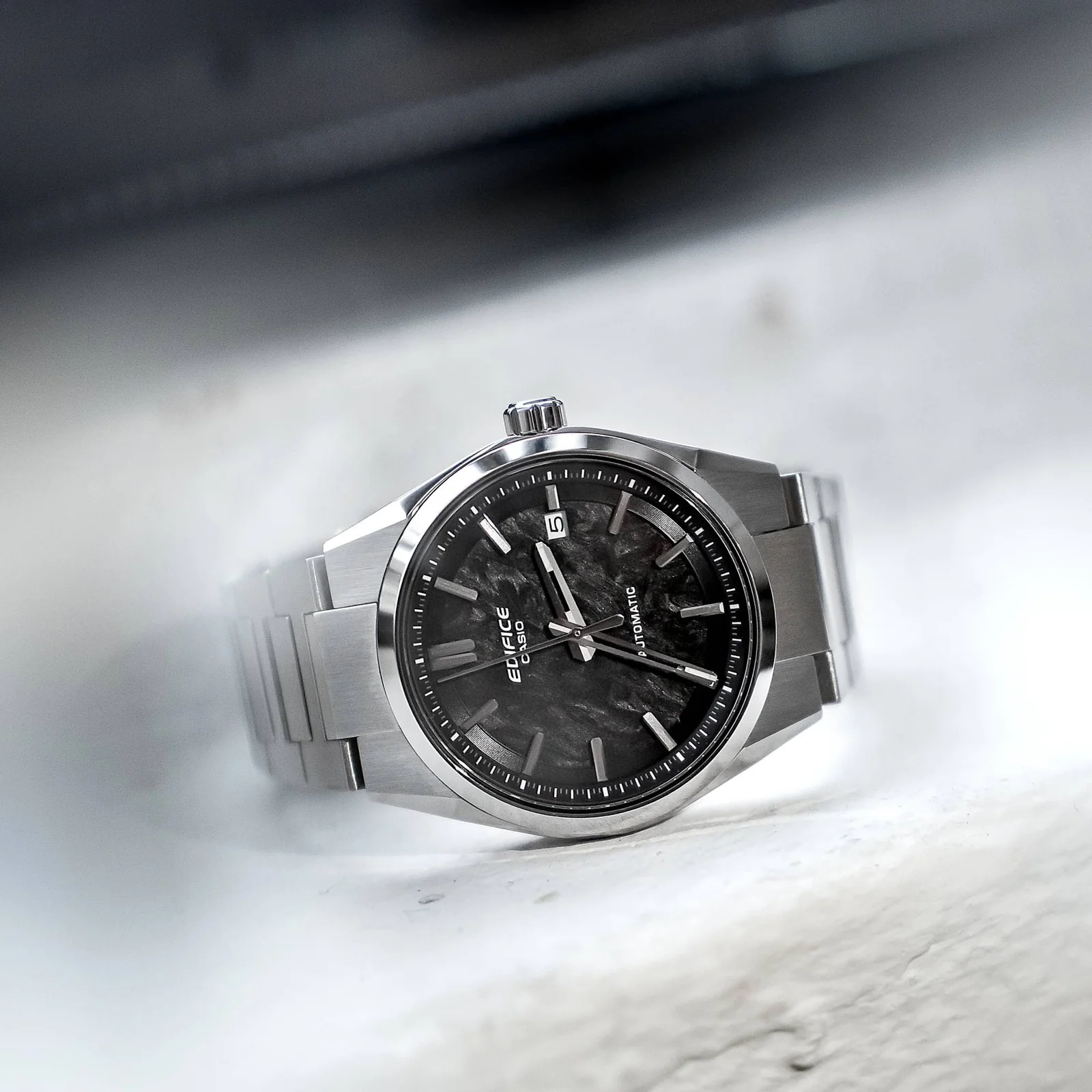 Die analoge EDIFICE Armbanduhr EFK-110D-1A liegt auf der Seite