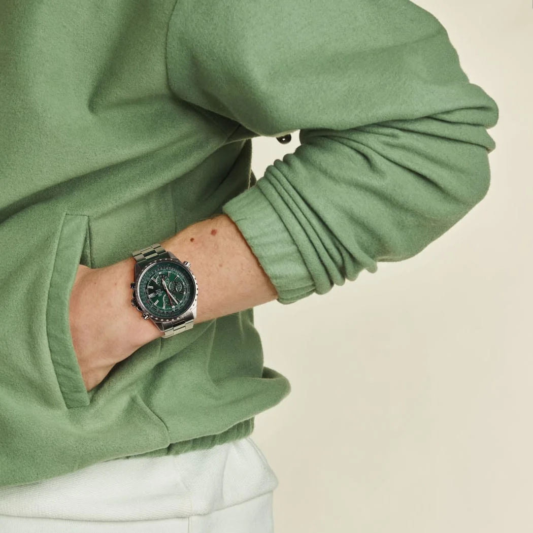 Die EDIFICE Armbanduhr EF-527D-3AVU am Handgelenk einer Person in einem Innenraum.