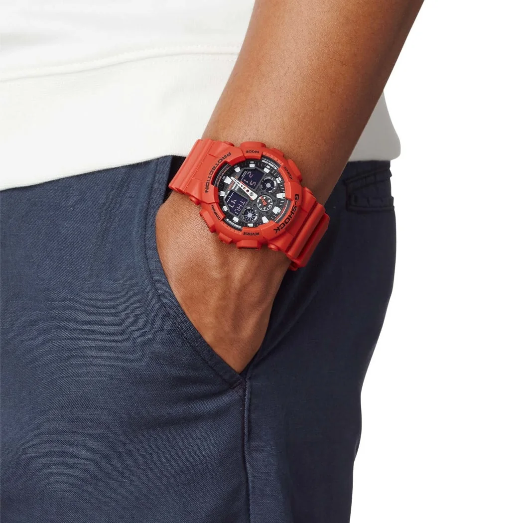 Nahaufnahme der G-SHOCK Armbanduhr GA-100B-4A am Handgelenk einer Person.