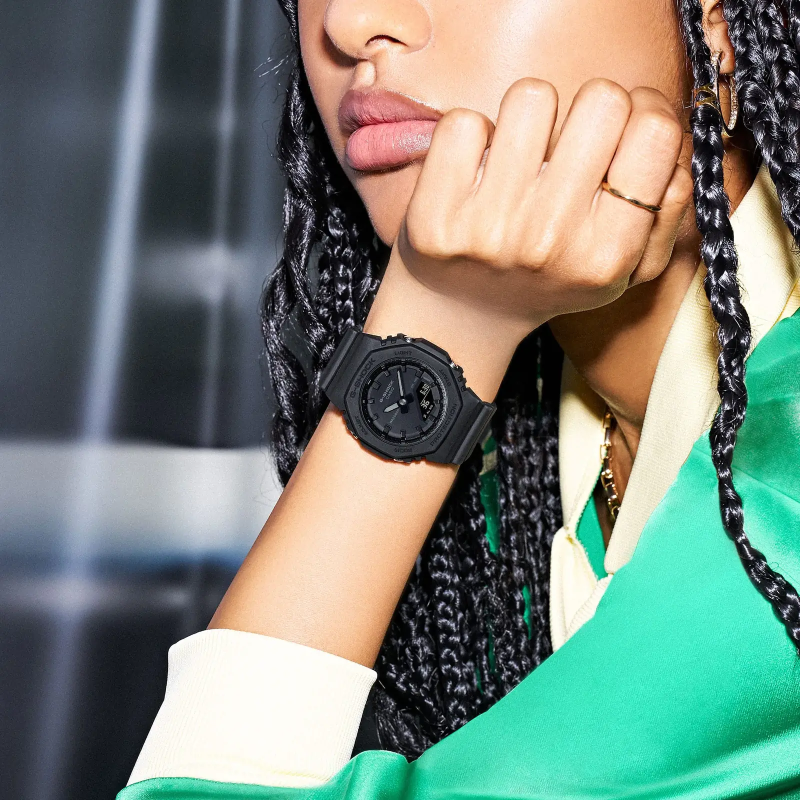 Die Armbanduhr GMA-P2100BB-1A von G-SHOCK kommt in dem typischen achteckigen Gehäuse der 2100er-Serie