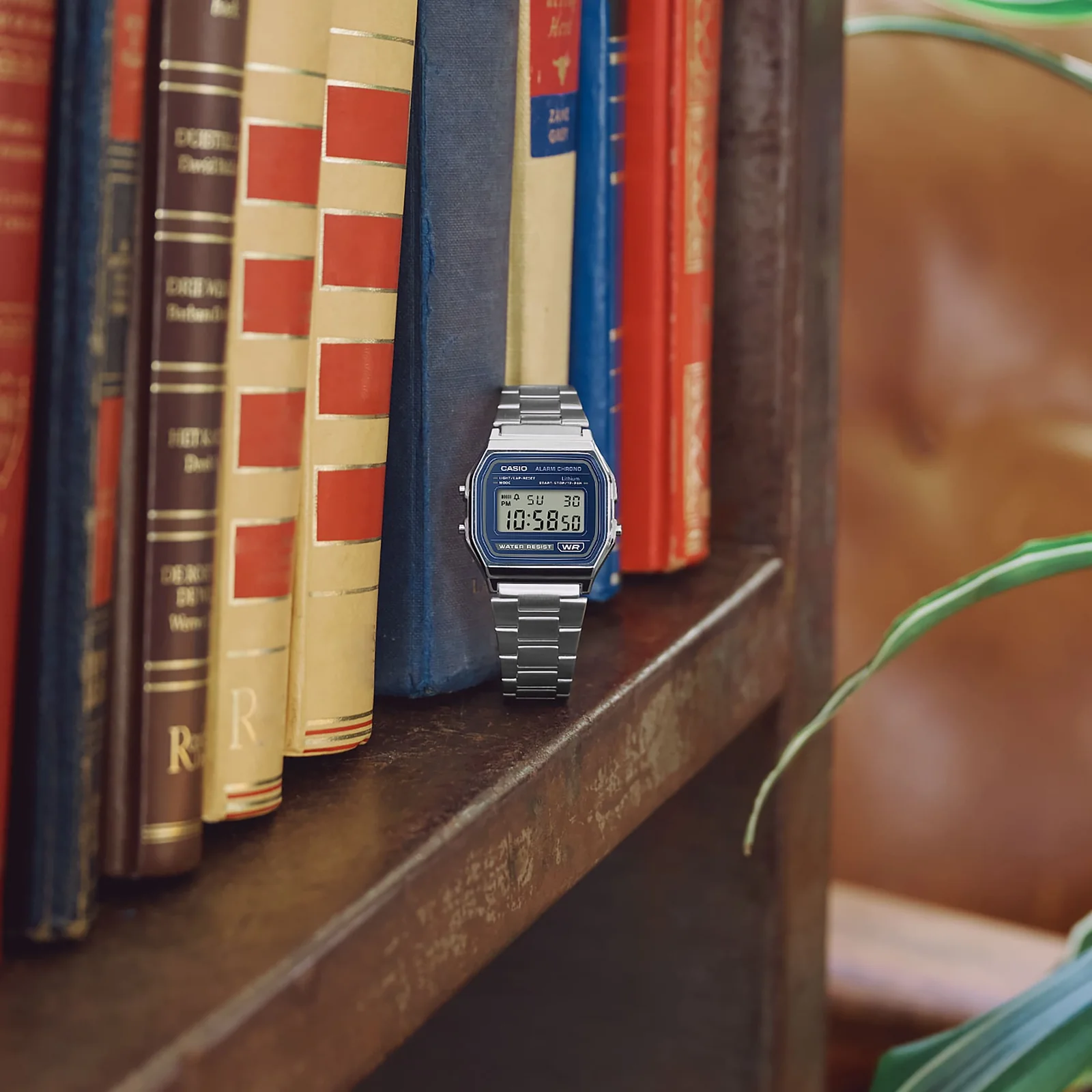 Die A158WEA-2EF der CASIO VINTAGE COLLECTION steht auf einem Bücherregal