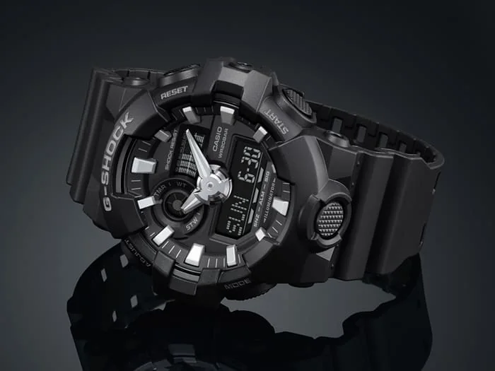Die seitlich liegende G-SHOCK Armbanduhr GA-700-1B.