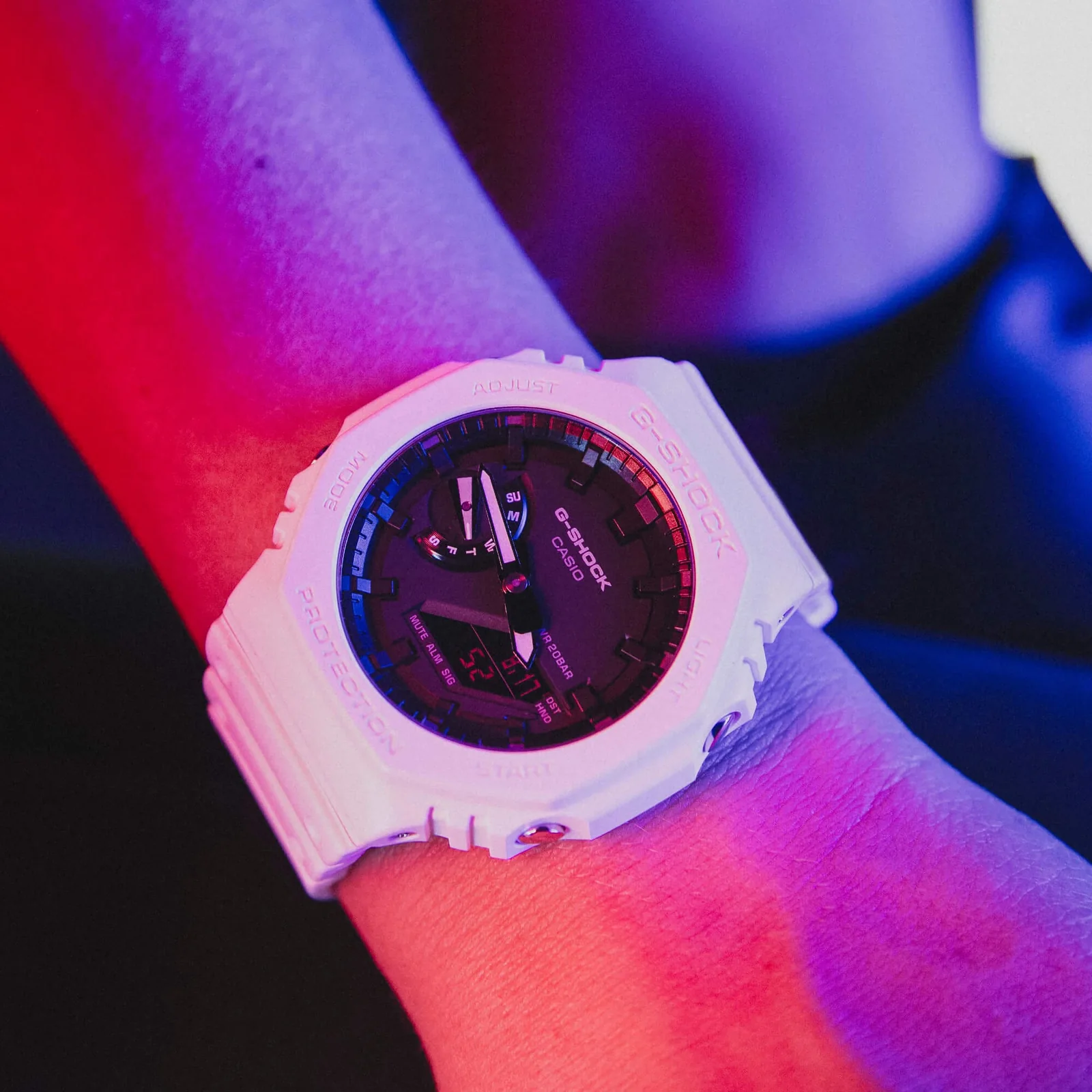 Nahaufnahme der G-SHOCK Armbanduhr GA-2100-7A am Handgelenk einer Person.