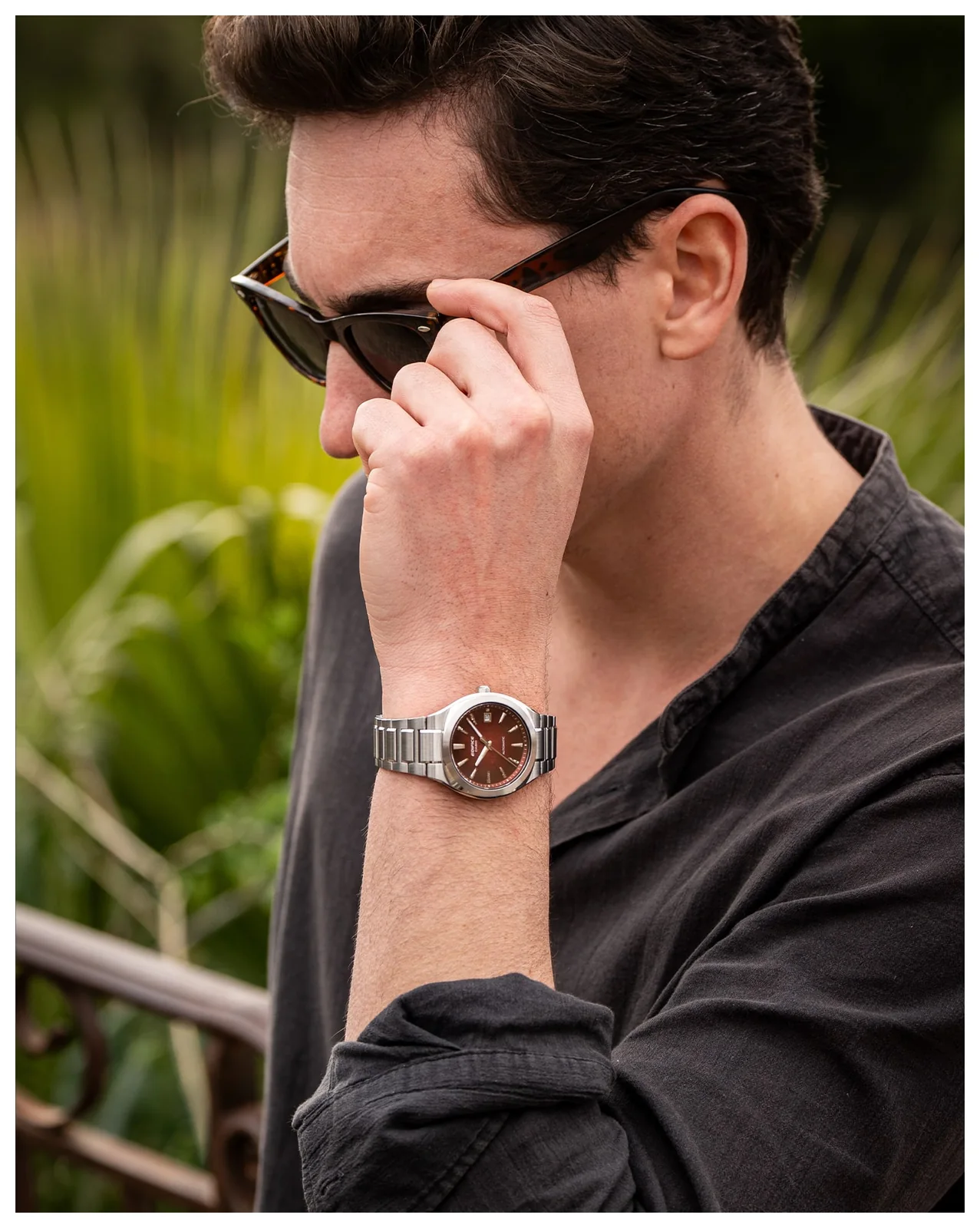Ein Mann mit Sonnenbrille trägt die mechanische Armbanduhr EFK-200D-4AER am Handgelenk