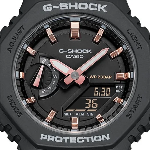 Nahaufnahme des digital-analogen Zifferblatts der G-SHOCK WOMEN Armbanduhr GMA-S2100-1A in Schwarz mit kupfergoldenen Zeigern und Indices.