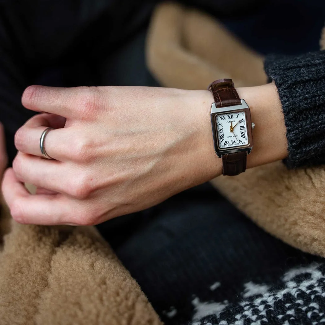 Nahaufnahme der CASIO TIMELESS COLLECTION Armbanduhr LTP-B150L-7B2 am Handgelenk einer Person.