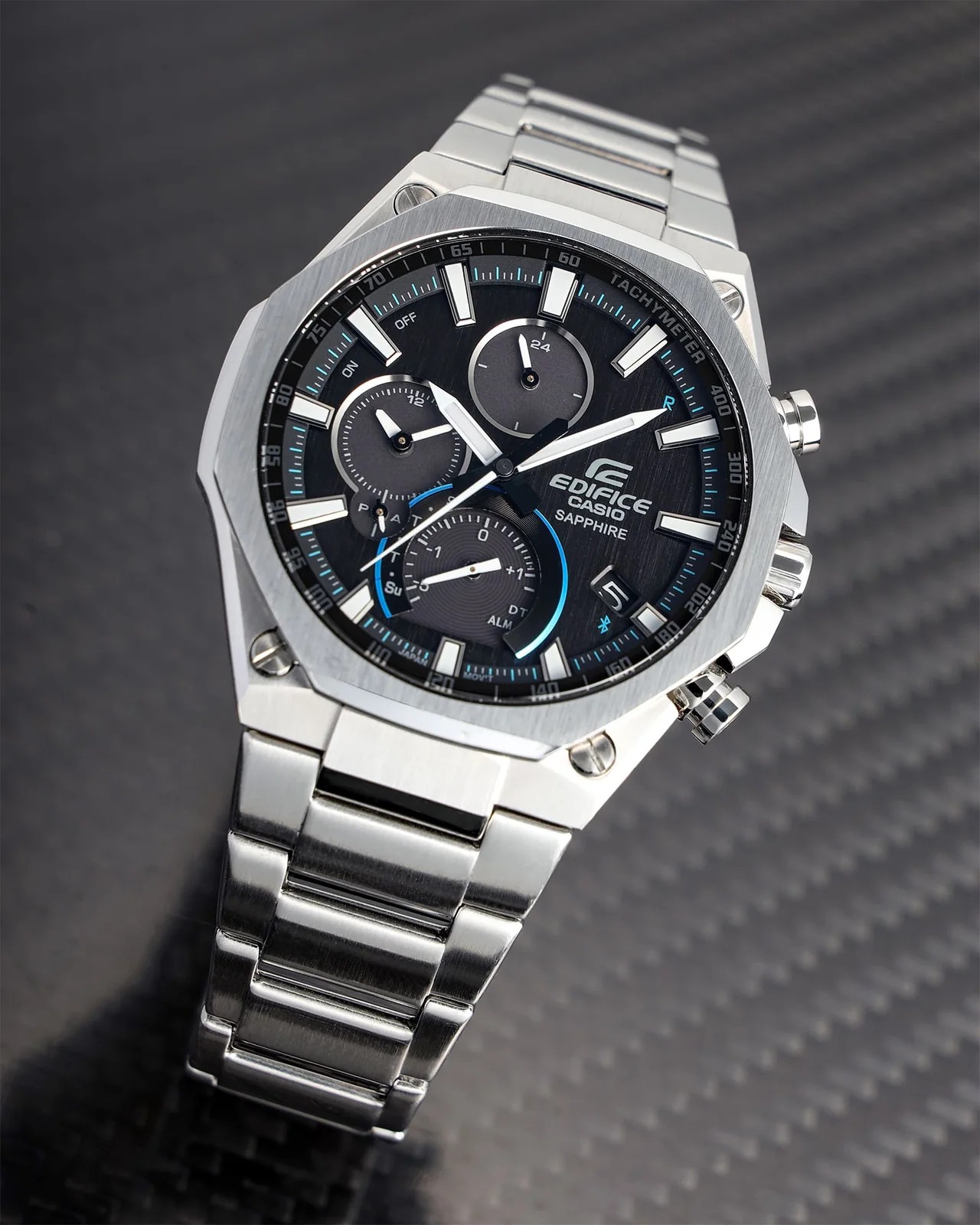 Gehäuse und Armband der EDIFICE Armbanduhr EQB-1100D-1A seitlich von vorn.