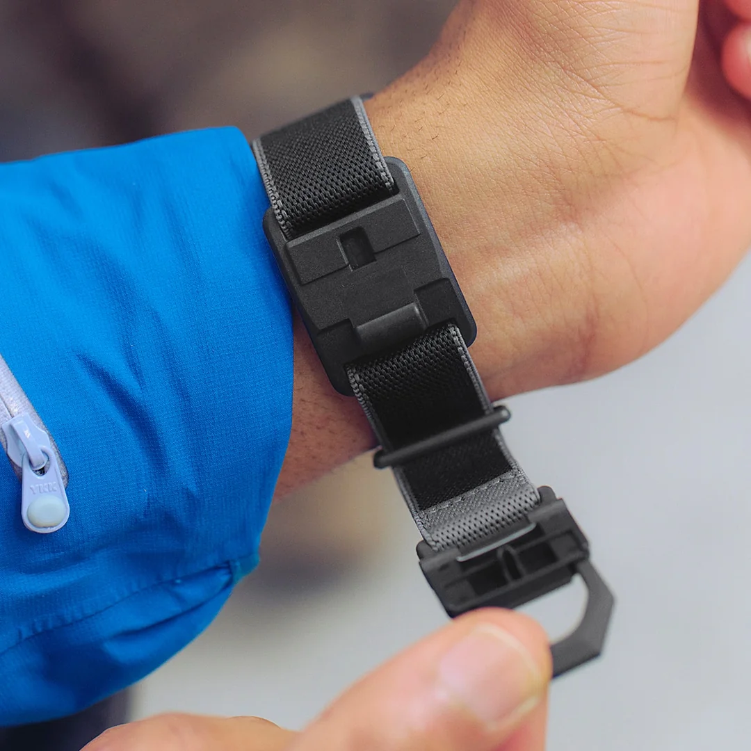 Ein Mann trägt die Digitaluhr DW-5600MNC-1ER am Handgelenk und öffnet die FIDLOCK®-Magnetschließe mit einer Hand