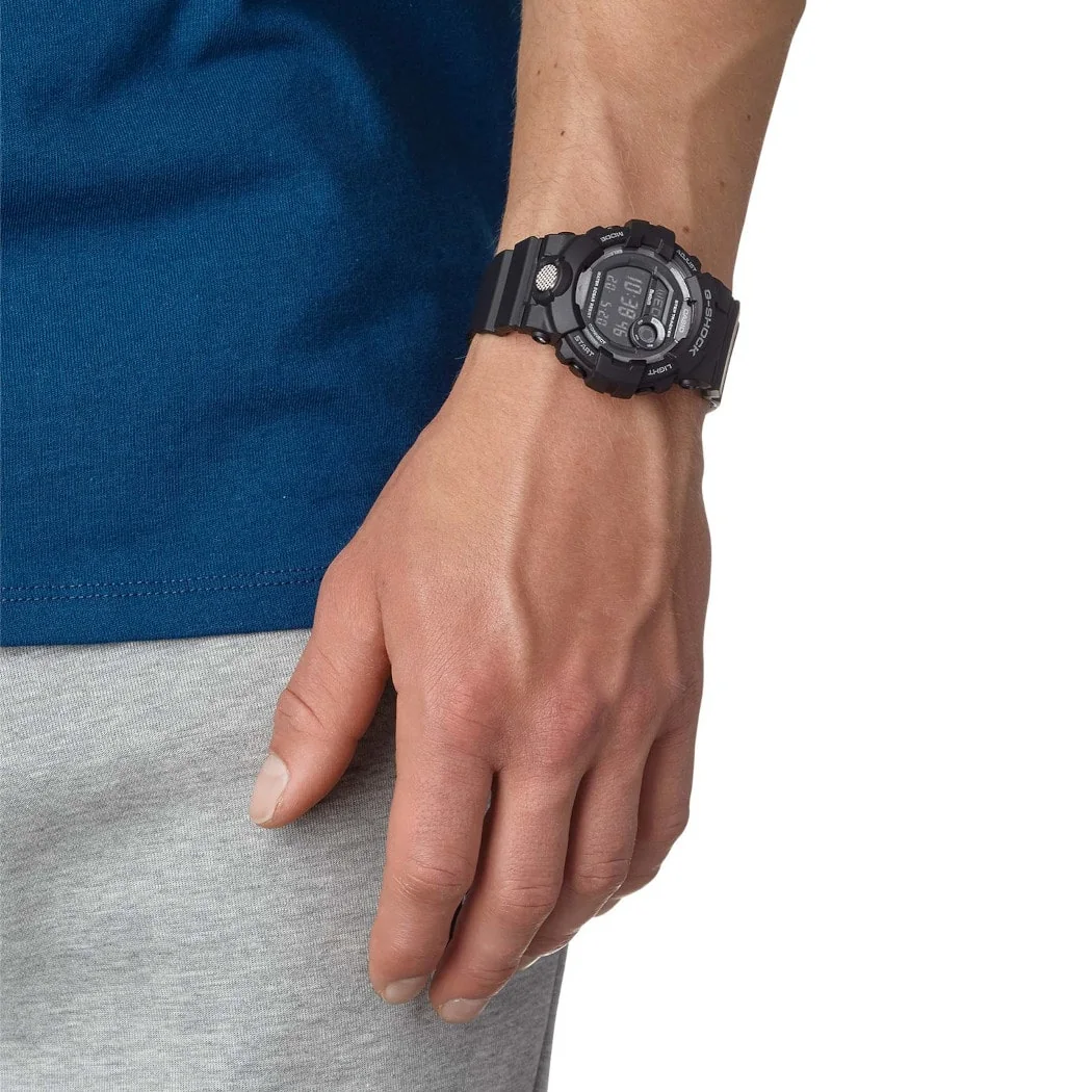 Nahaufnahme der G-SHOCK Armbanduhr GBD-800-1B am Handgelenk einer Person.