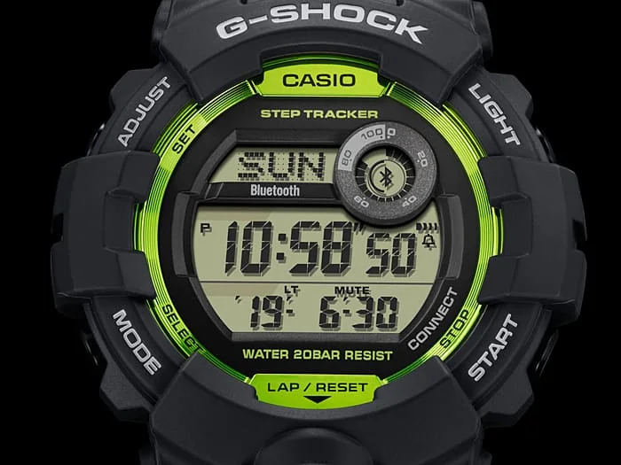 Nahaufnahme des digitalen Zifferblatts der G-SHOCK Armbanduhr GBD-800-8 in Dunkelgrau mit neon-grünen Details.