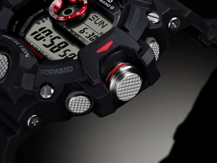Die seitliche Nahaufnahme der G-SHOCK Armbanduhr GW-9400-1 zeigt die silberfarbenen Bedientasten rechts außen am Gehäuse.