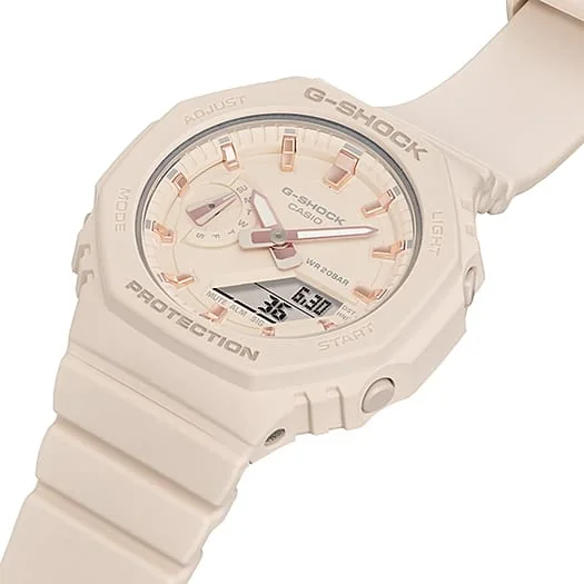 Die seitliche Nahaufnahme der G-SHOCK WOMEN Armbanduhr GMA-S2100-4A zeigt die beigefarbenen Bedientasten rechts außen am Gehäuse in Beige.