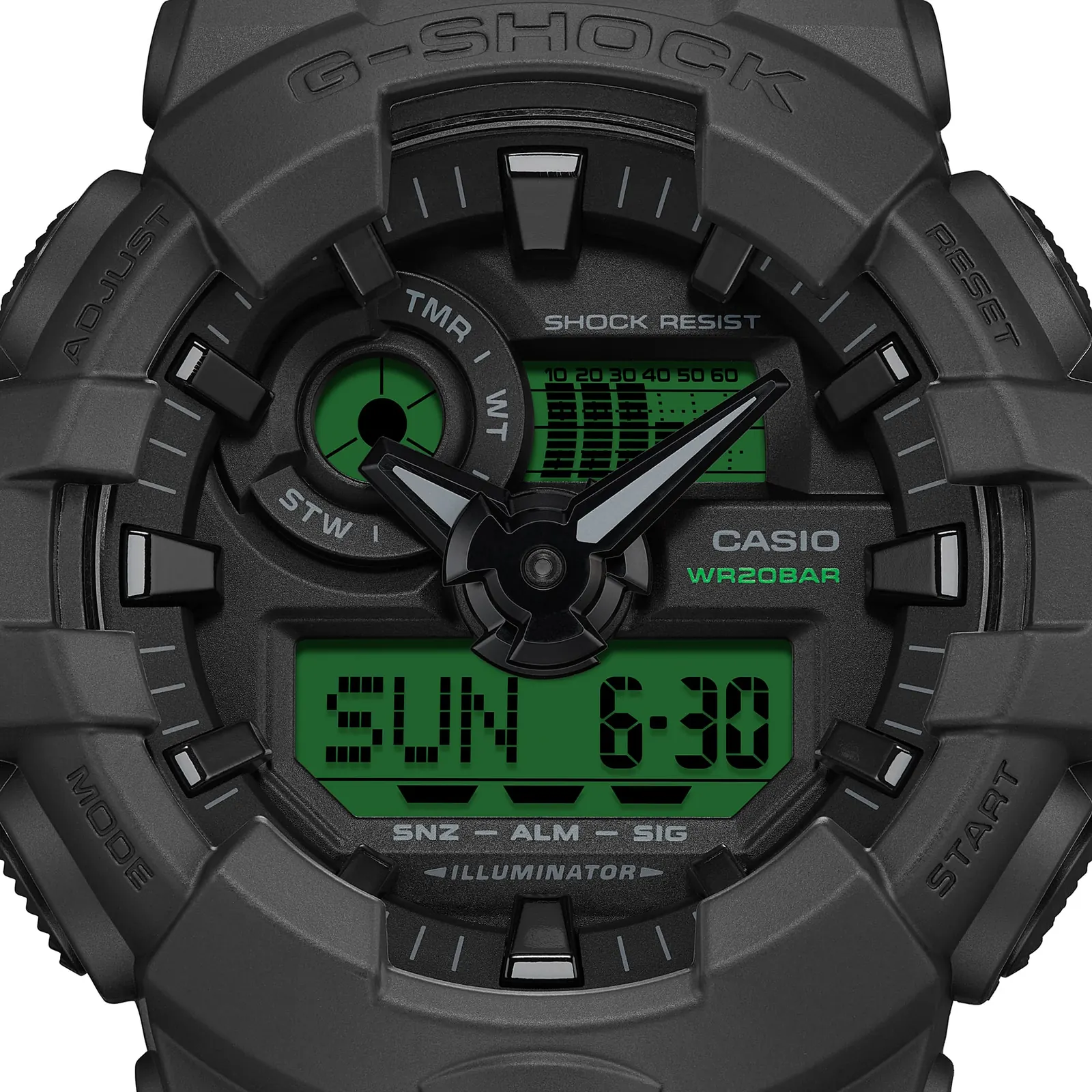 Nahaufnahme des analog-digitalen Zifferblattes der G-SHOCK Armbanduhr GA-700BEG-1AER mit grüner Digitalanzeige und schwarzem Zifferblatt