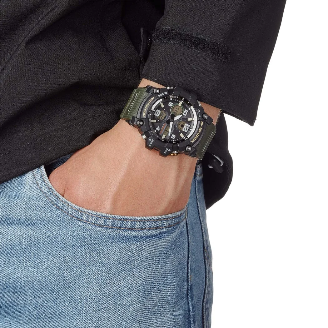 Nahaufnahme der G-SHOCK Armbanduhr GWG-100-1A3 am Handgelenk einer Person.