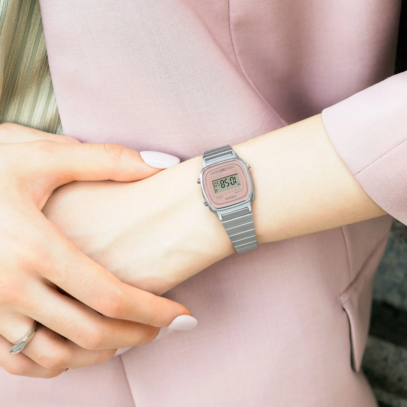 Die CASIO VINTAGE COLLECTION Armbanduhr LA670WEA-4A2 am Handgelenk einer Person.