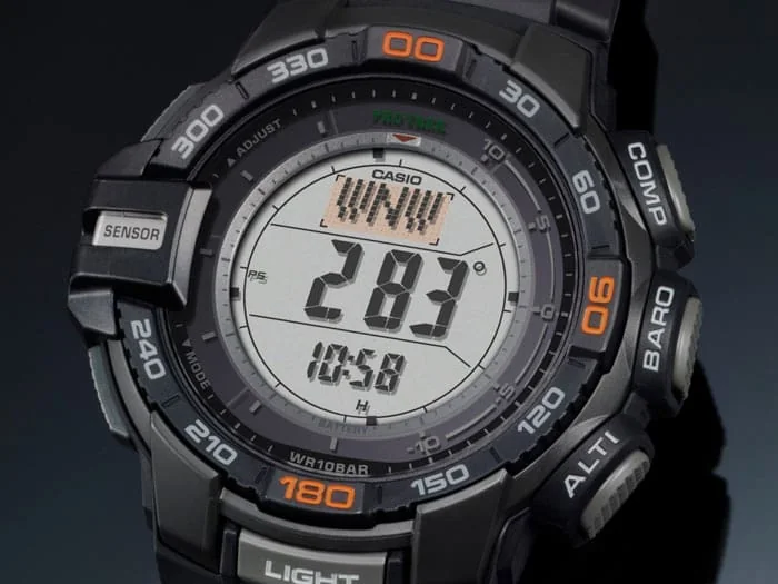 Nahaufnahme des digitalen Zifferblatts der PRO TREK Armbanduhr PRG-270-1 mit aktivierter, digitaler Kompass-Anzeige.
