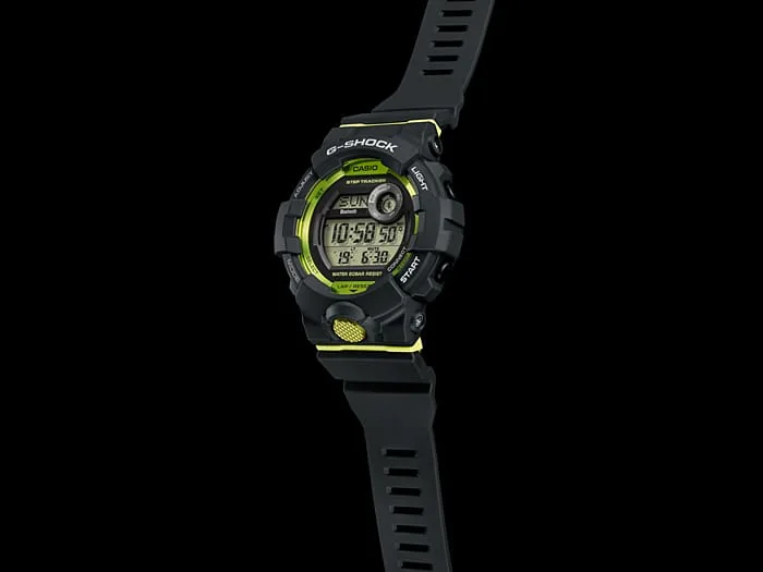 Die seitliche Ansicht der G-SHOCK Armbanduhr GBD-800-8 zeigt die Bedienknöpfe in Schwarz und Neon-Grün von und rechts außen am Gehäuse.