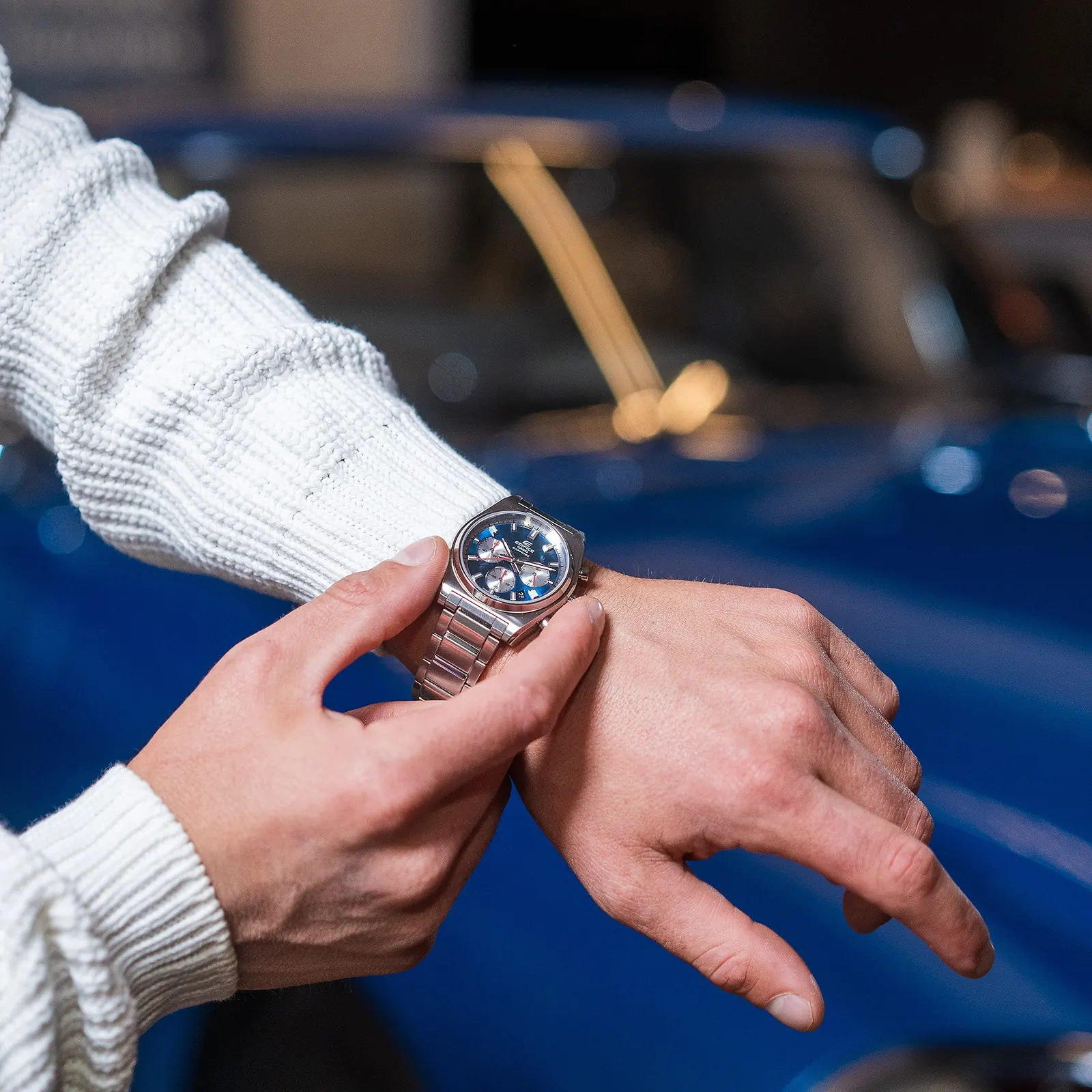 Die EDIFICE Armbanduhr EFB-730D-2AVU am Handgelenk einer Person während einer Freizeitaktivität.