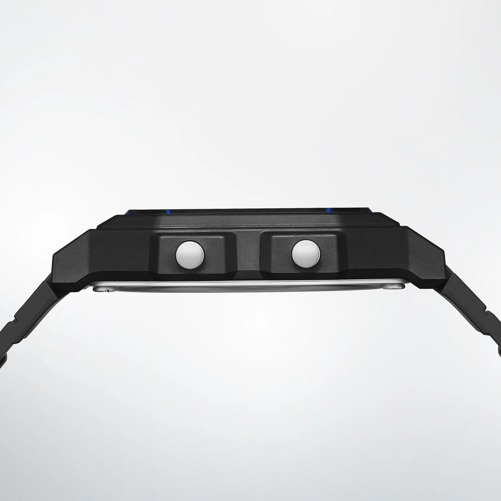 Seitliche Ansicht der schwarzen Armbanduhr F-B100W-1AEF mit silbernen Knöpfen
