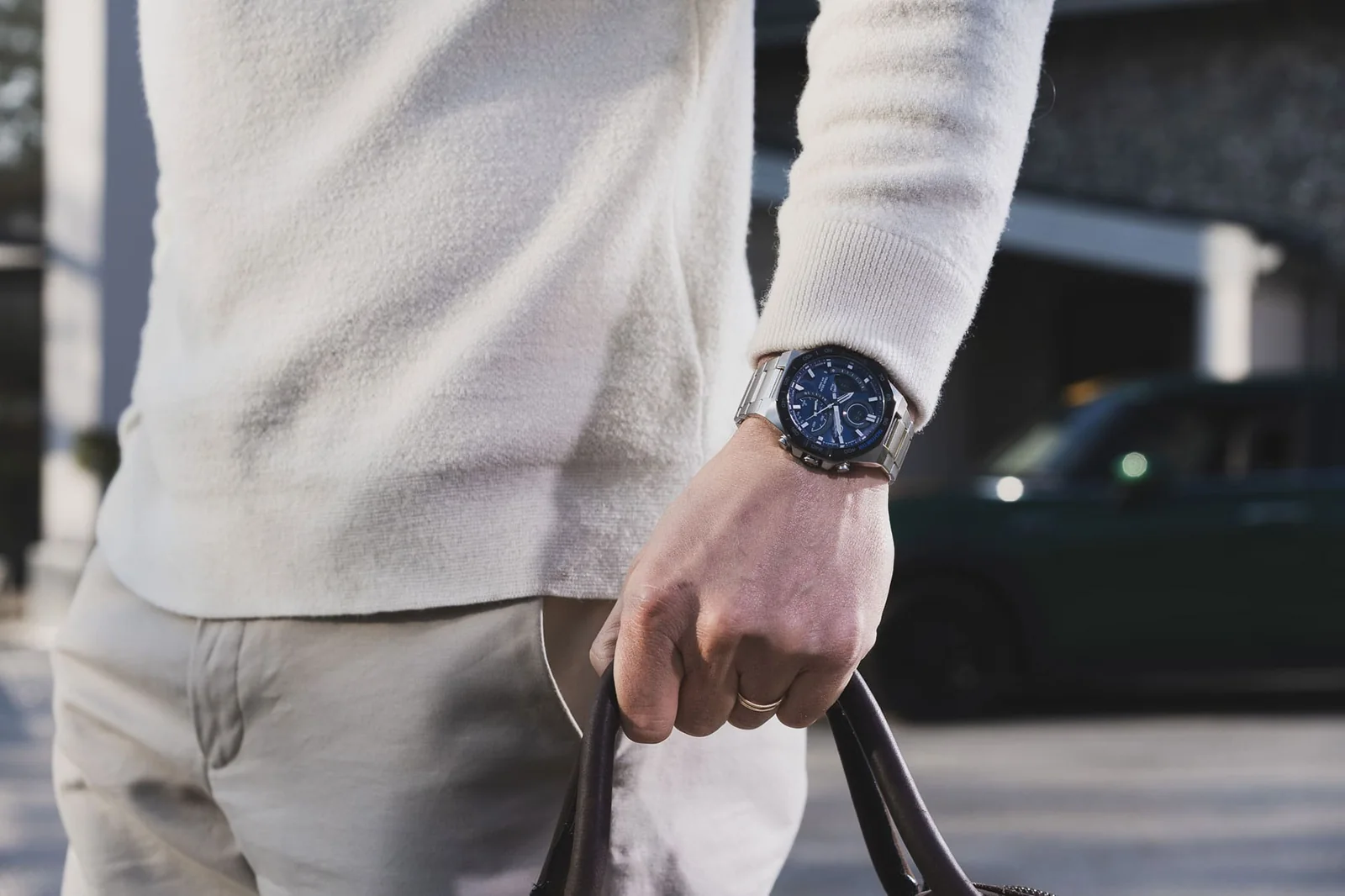 Die EDIFICE Armbanduhr ECB-950DB-2A am Handgelenk einer Person in Außenumgebung.