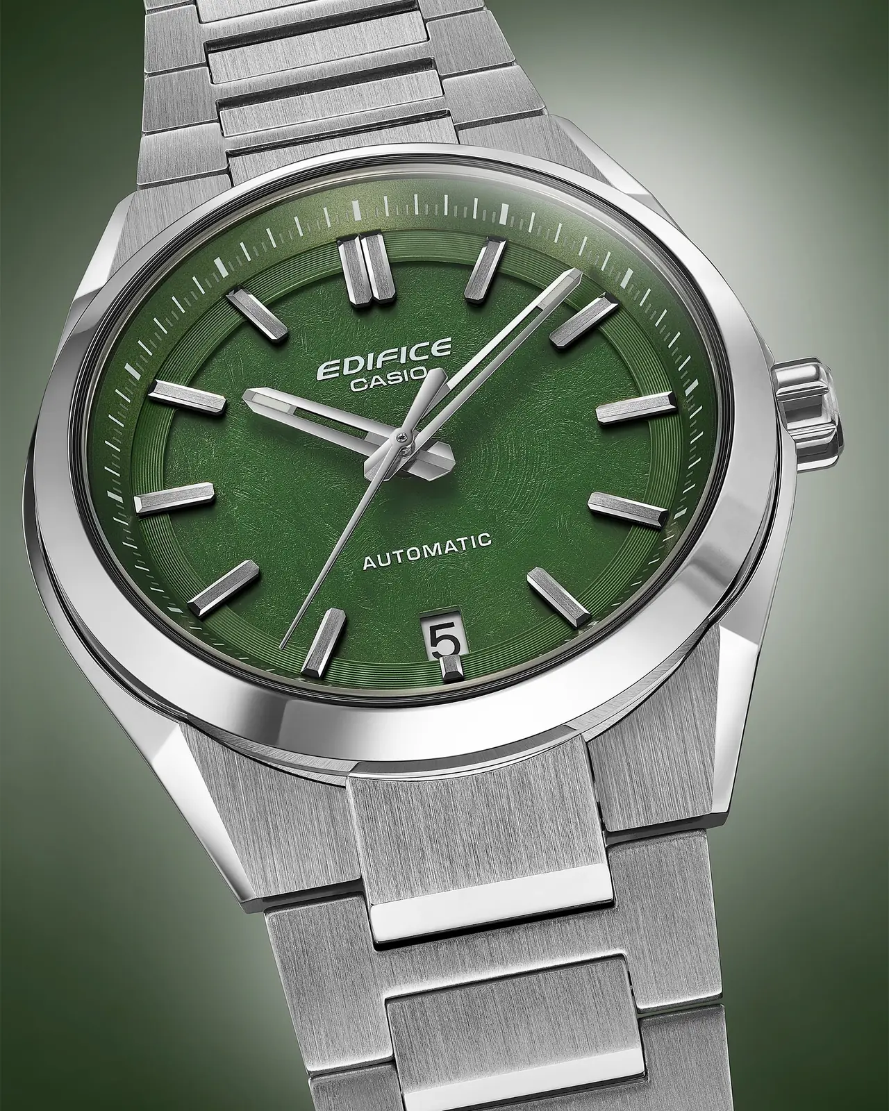 Leicht schräge Ansicht der EFK-100D-3AER mit Datumsanzeige auf der 6-Uhr-Position