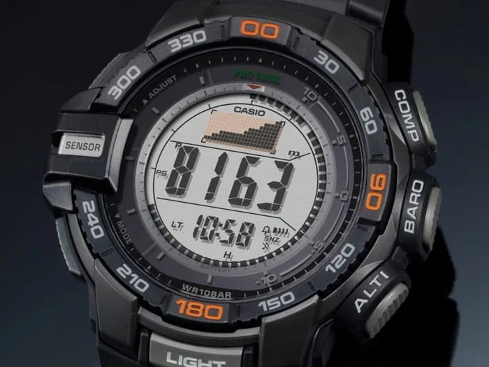 Nahaufnahme des digitalen Zifferblatts der PRO TREK Armbanduhr PRG-270-1 mit aktivierter, digitaler Höhenmeter-Anzeige.