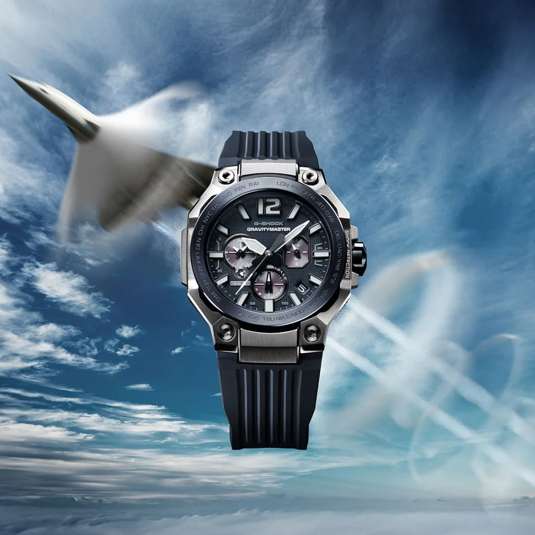 Die Armbanduhr GWR-B3000A-2AER von G-SHOCK vor einem Hintergrund aus blauem Himmel und einem Überschallflieger