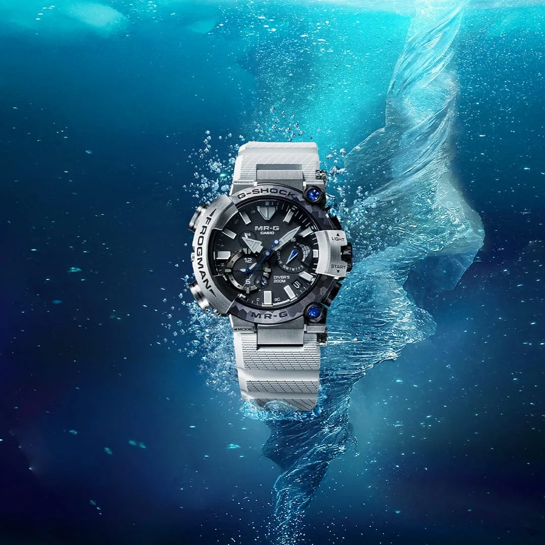 Die Armbanduhr MRG-BF1000EB-1ADR von G-SHOCK ist unter Wasser zu sehen umgeben von Luftblasen