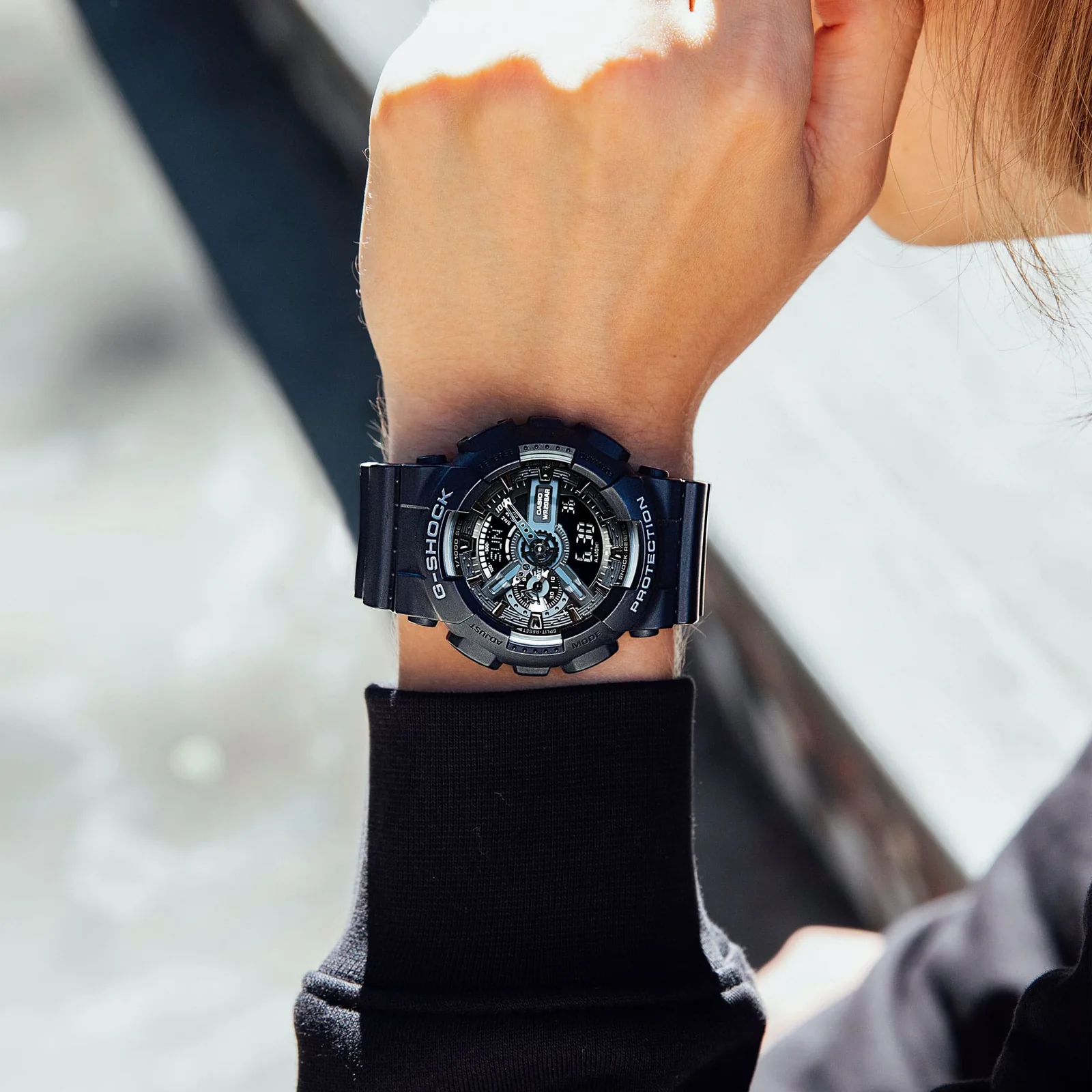 Nahaufnahme der G-SHOCK Armbanduhr GA-110-1B am Handgelenk einer Person.