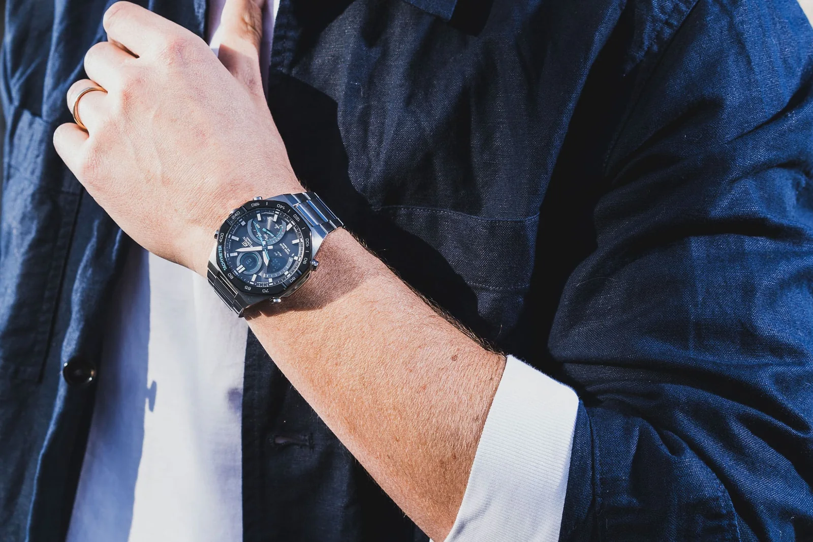 Nahaufnahme der EDIFICE Armbanduhr ECB-950DB-1A am Handgelenk einer Person.