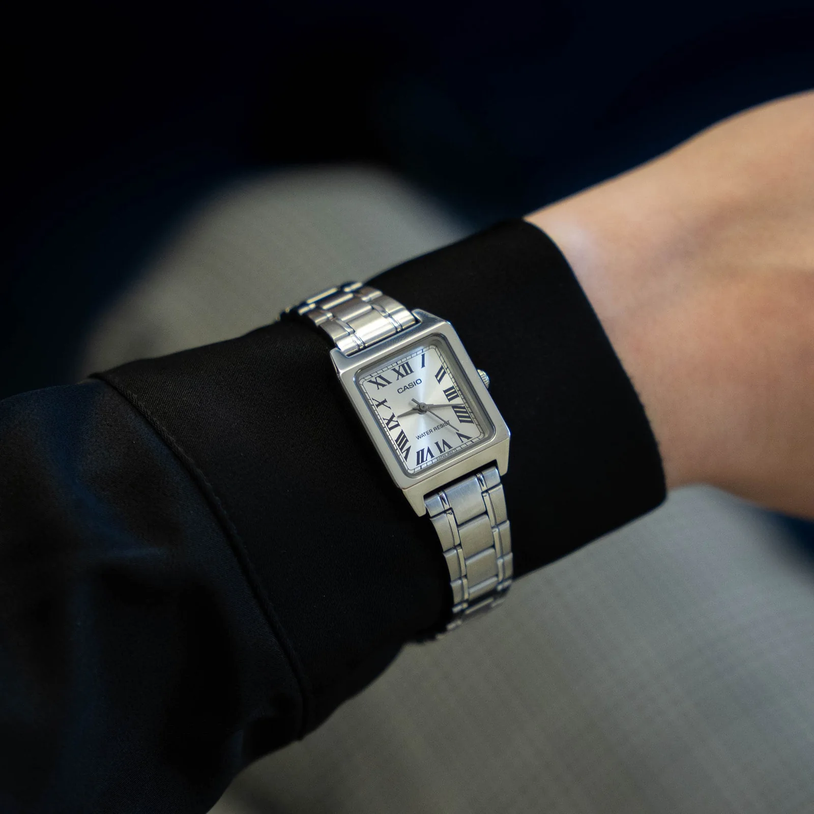 Nahaufnahme der CASIO TIMELESS COLLECTION Armbanduhr LTP-B150D-7B am Handgelenk einer Person.