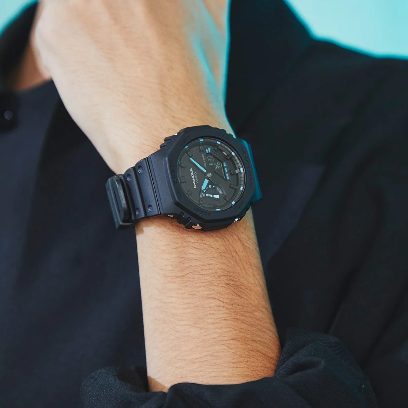 Nahaufnahme der G-SHOCK Armbanduhr GA-2100-1A2 am Handgelenk einer Person.