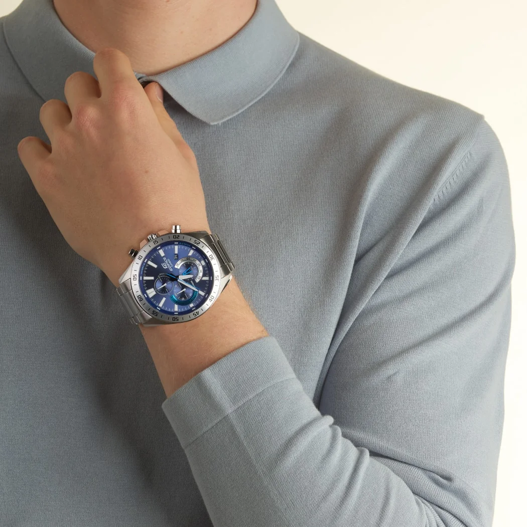 Die EDIFICE Armbanduhr EFV-620D-2AVU am Handgelenk einer Person in einem Innenraum.