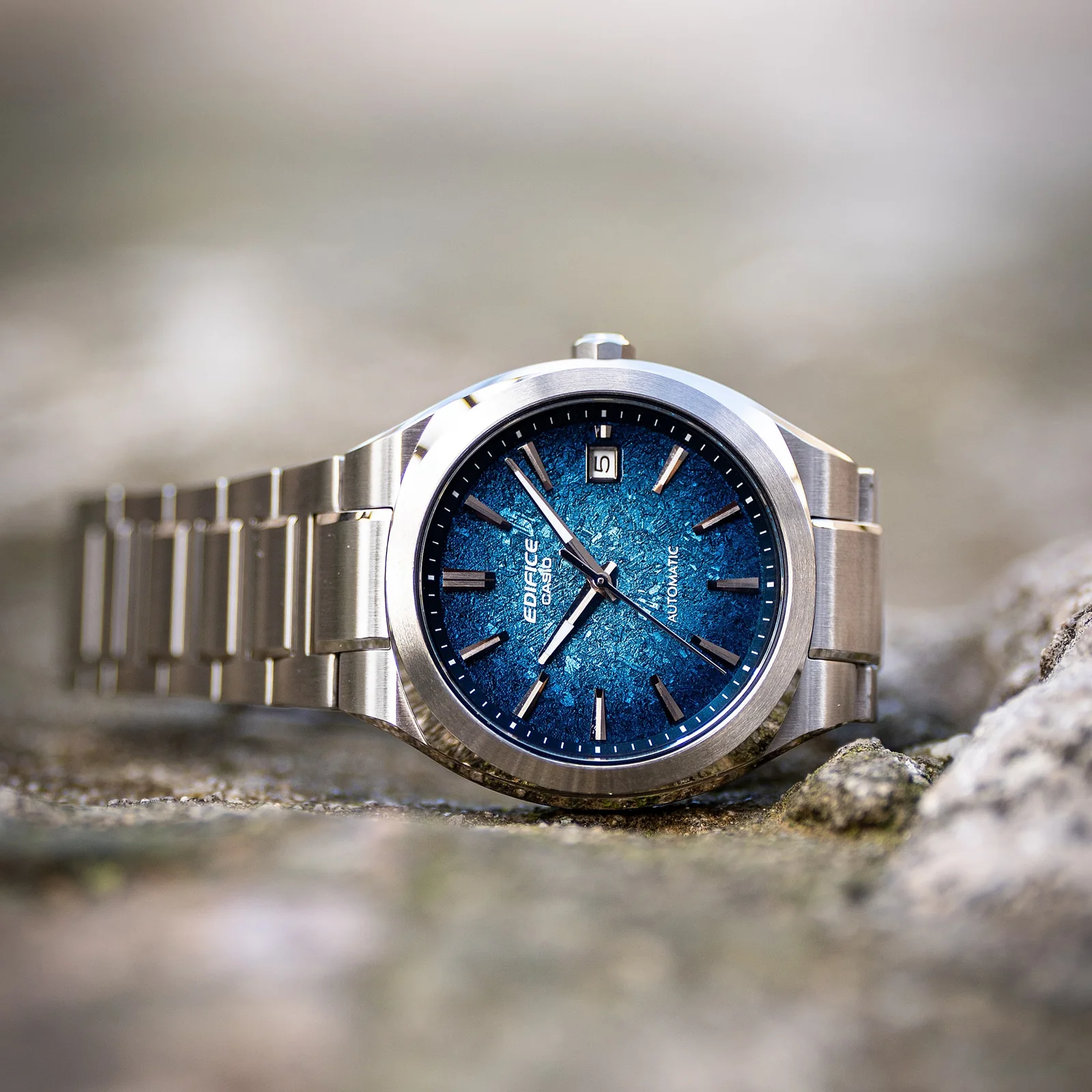 Das blaue Zifferblatt der EFK-200D-2AER hat eine strukturierte Oberfläche und eine Datumsanzeige auf der 3-Uhr-Position