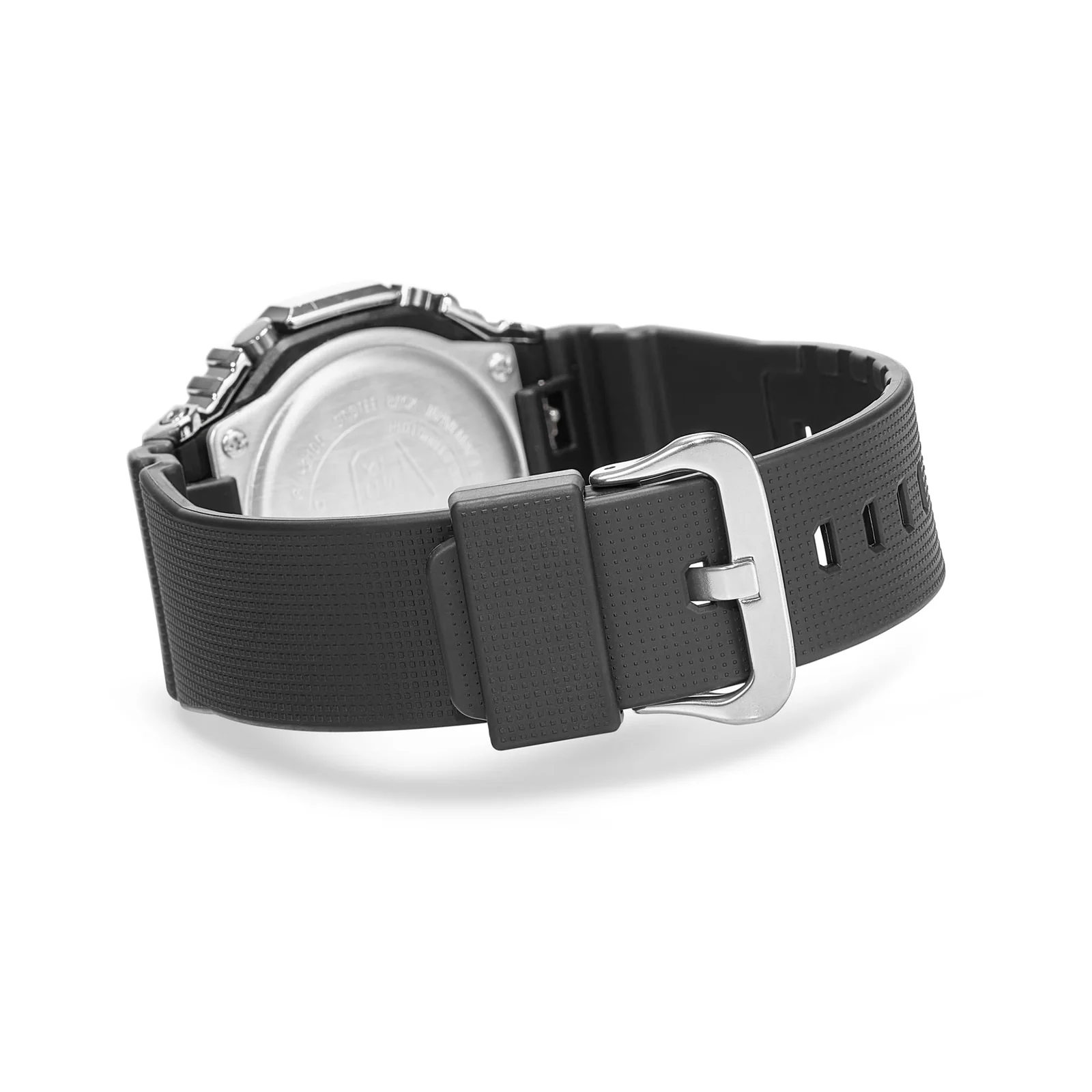 Rückansicht der G-SHOCK Armbanduhr GM-2100-1A mit schwarzem Armband und silbernem Verschluss.