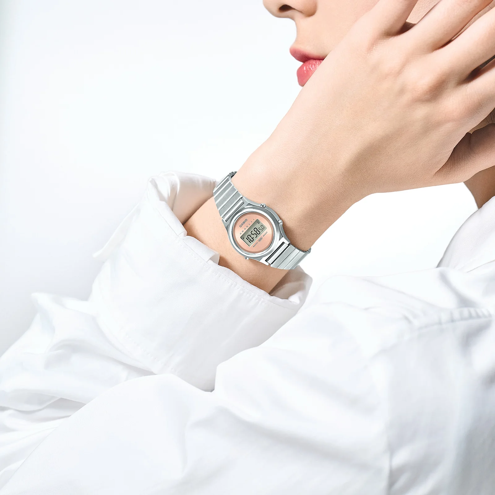 Die CASIO VINTAGE COLLECTION Armbanduhr LA700WE-4A am Handgelenk einer Person.