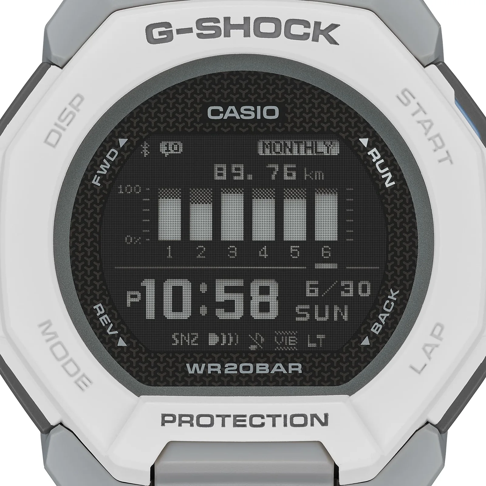 Nahaufnahme des digitalen Zifferblatts der G-SHOCK Armbanduhr GBD-300-7 in Schwarz mit weißen Akzenten sowie einer weißen Lünette mit grauen Elementen.