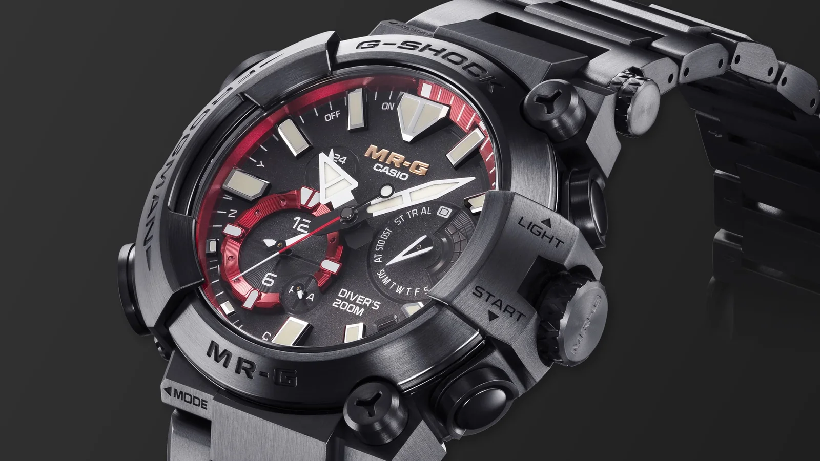 Die seitliche Ansicht der G-SHOCK Armbanduhr MRG-BF1000B-1A zeigt den tiefroten Rand um das Zifferblatt und ein Hilfszifferblatt sowie die Bedientasten rechts außen am Gehäuse.