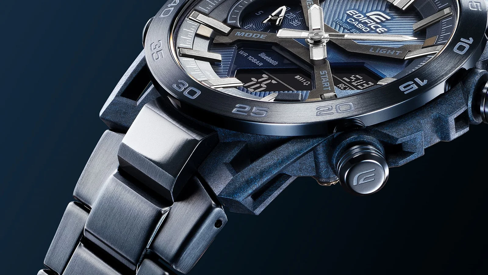 Seitliche Nahaufnahme der EDIFICE Armbanduhr ECB-2000CB-2A zeigt die Bedienknöpfe rechts außen am Gehäuse und die verbesserten Metallstrukturen am Übergang vom Gehäuse zum Armband.