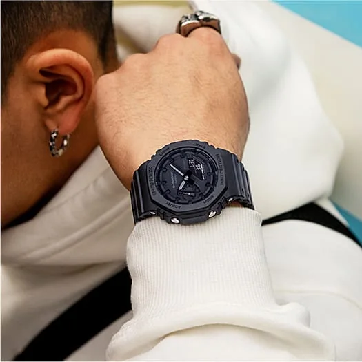Nahaufnahme der G-SHOCK Armbanduhr GA-2100-1A1 am Handgelenk einer Person.