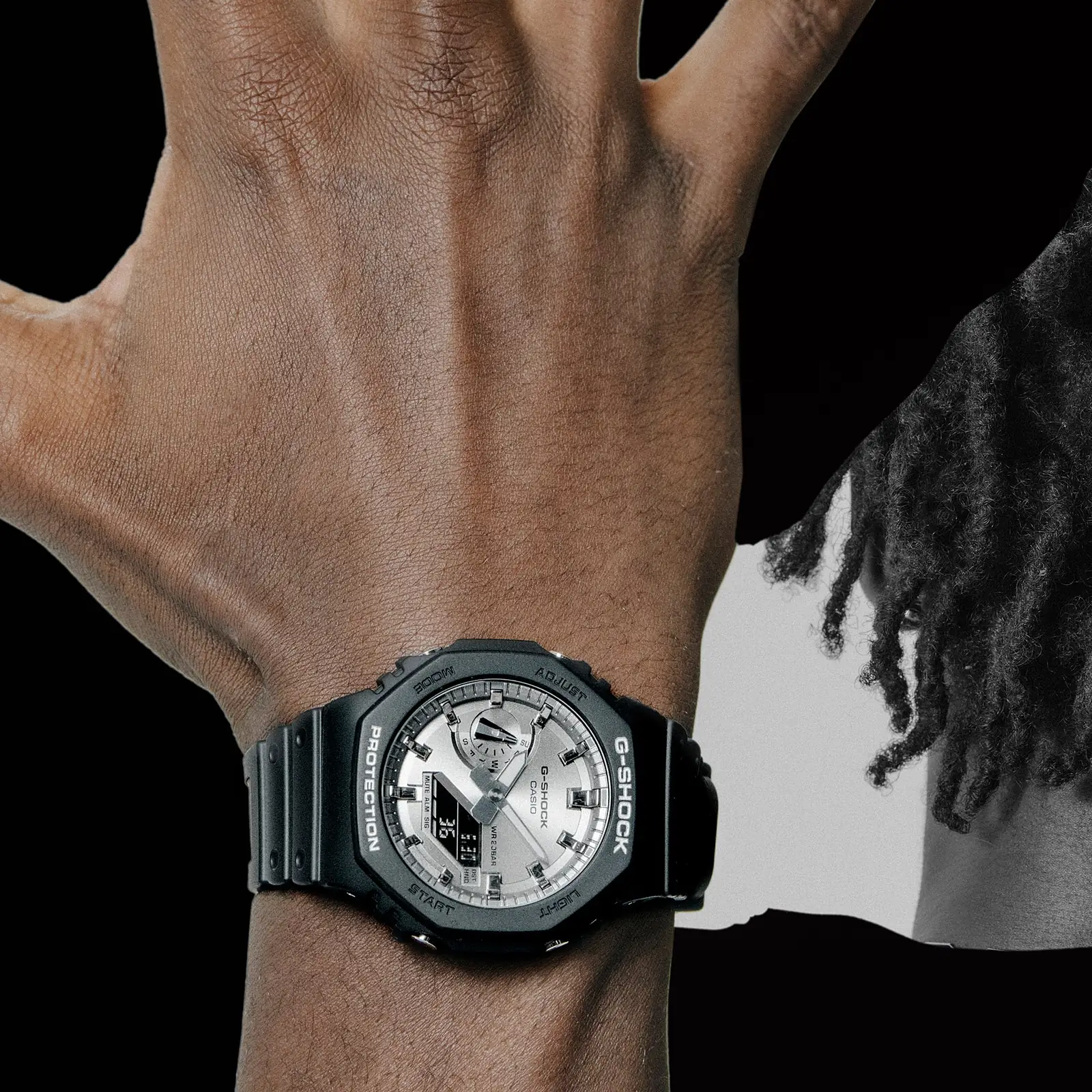Nahaufnahme der G-SHOCK Armbanduhr GA-2100SB-1A am Handgelenk einer Person.
